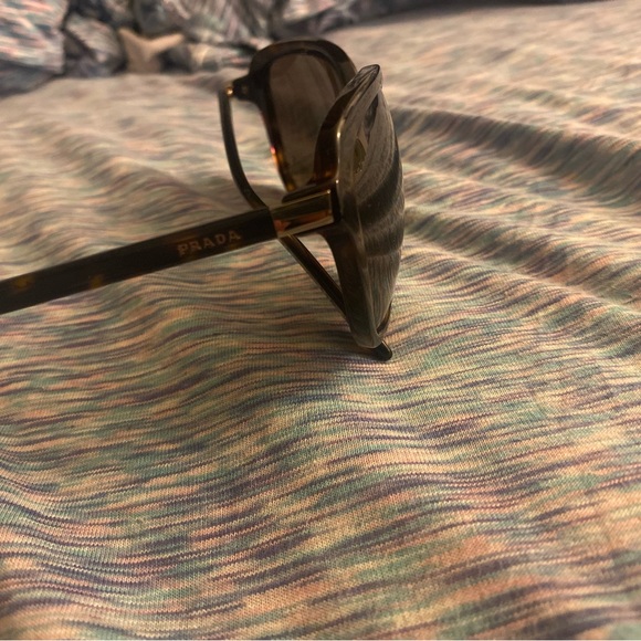 Women’s Prada sunglasses made in Italy😎 - Picture 2 of 8